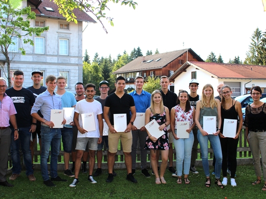 Pripravnici ept-a slave svoj diplomski ispit